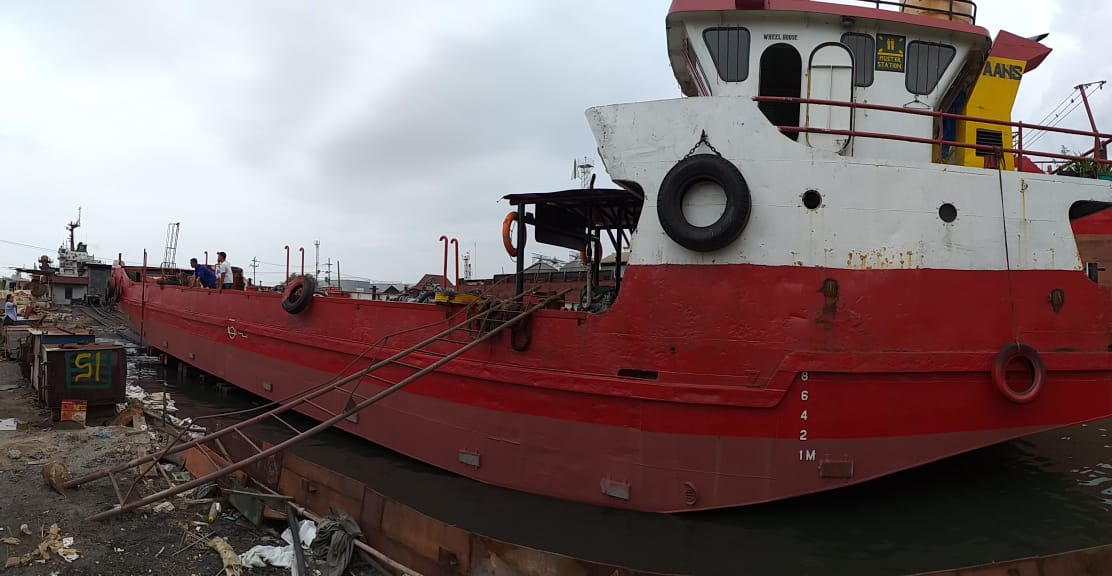 Pengerjaan Docking Kapal SPOB AANS Menggunakan Cat Chugoku CV Tanjung 